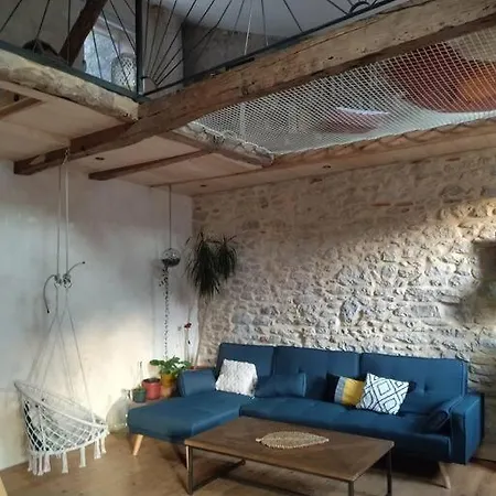 Maison De Ville Atypique Avec Filet Suspendu
